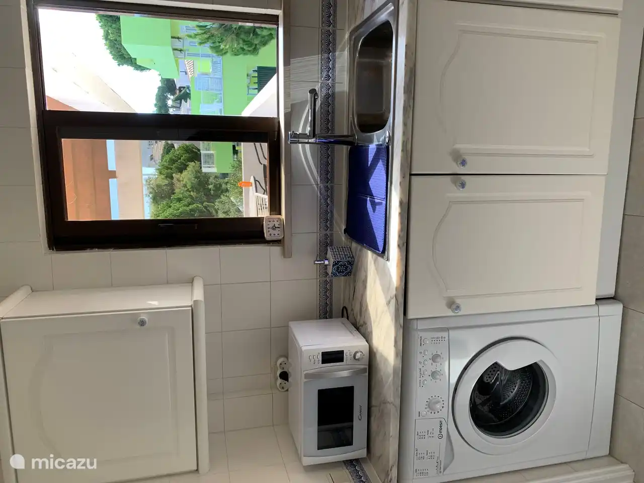 Micro-ondes, lave-linge et last but not least le lave-vaisselle derrière la porte à double bouton.