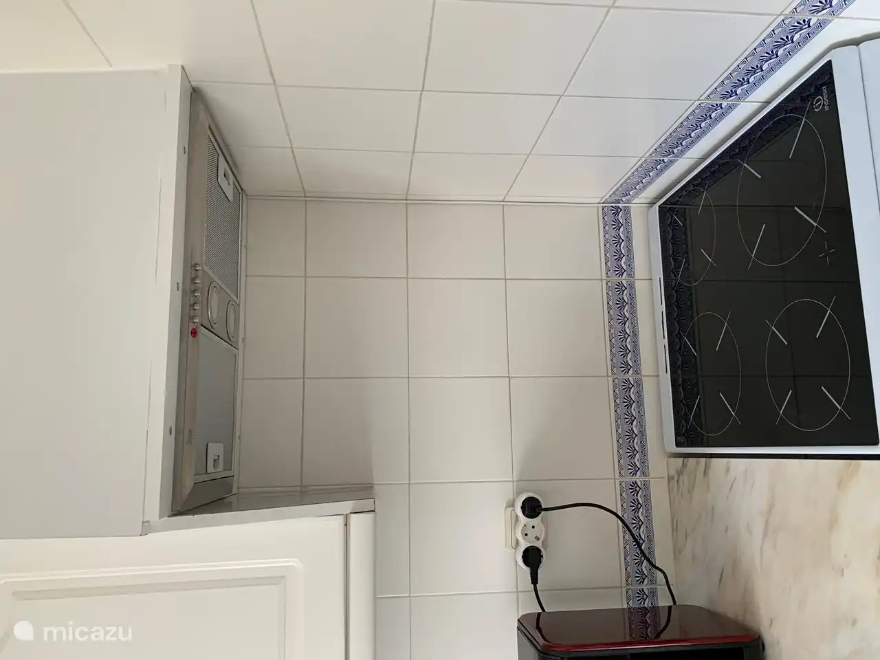 Plaque vitrocéramique avec four pour de délicieux plats. Il y a une poêle à frire robuste pour les chefs disponibles.