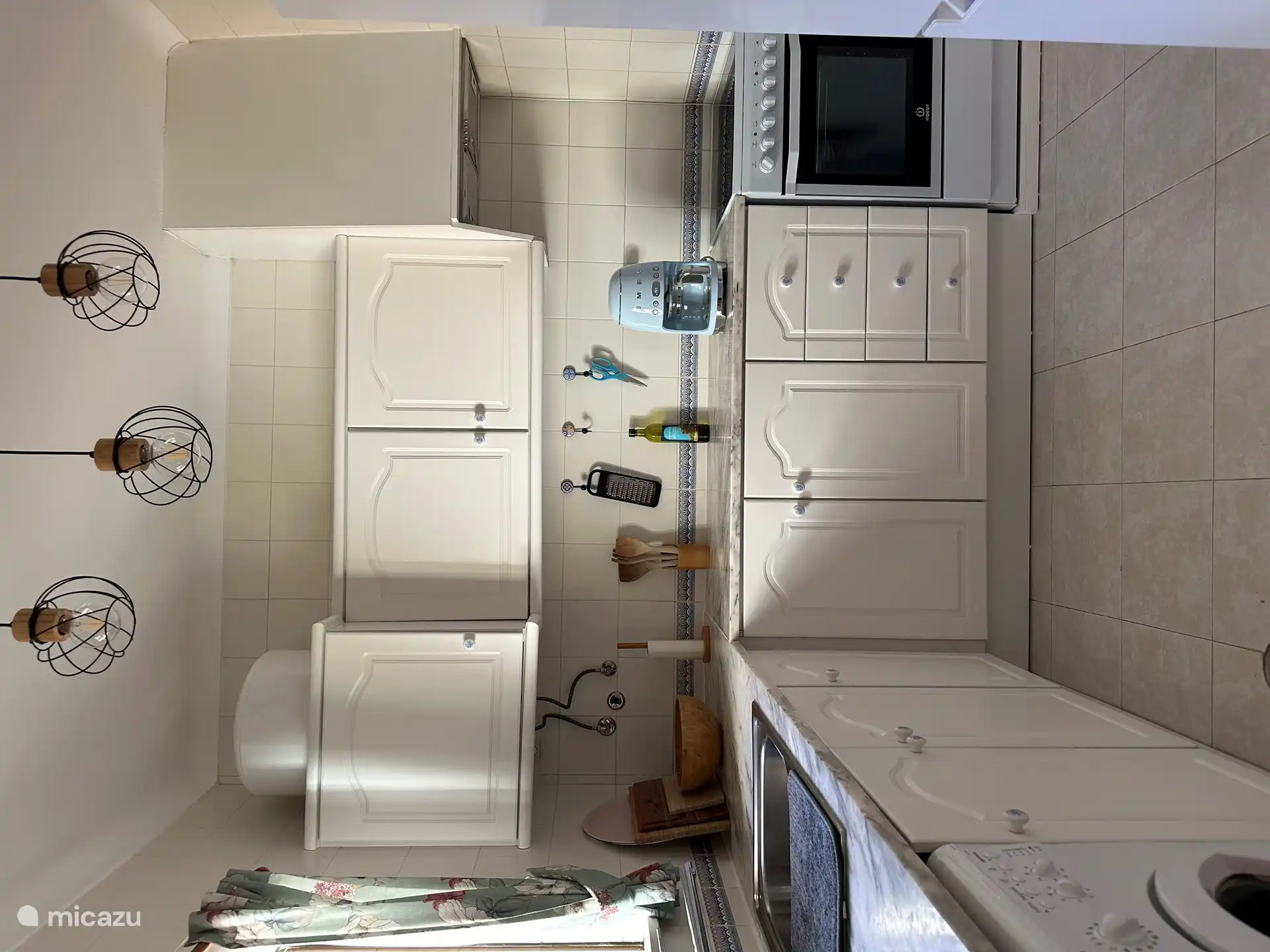 Cuisine avec réfrigérateur/congélateur, lave-vaisselle, micro-ondes, lave-linge, plaque de cuisson, four, bouilloire, cafetière et bouilloire Smeg (pas sur la photo), grille-pain, presse-agrumes, rideaux, lampe LED, bref, entièrement équipée pour que nous puissions tout faire nous-mêmes et nos invités aussi.