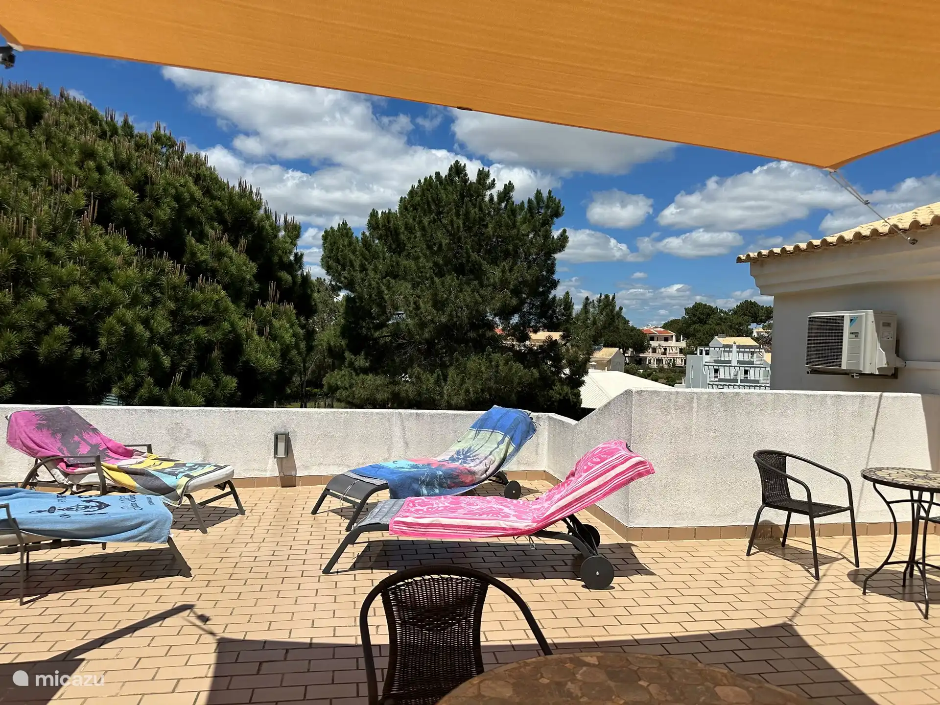 Grande terrasse ensoleillée où vous pourrez trouver un endroit ensoleillé ou ombragé toute la journée. Pour cela, il y a une toile d’ombrage, il y a plusieurs coins salons, 4 chaises longues confortables et surtout beaucoup d’espace 