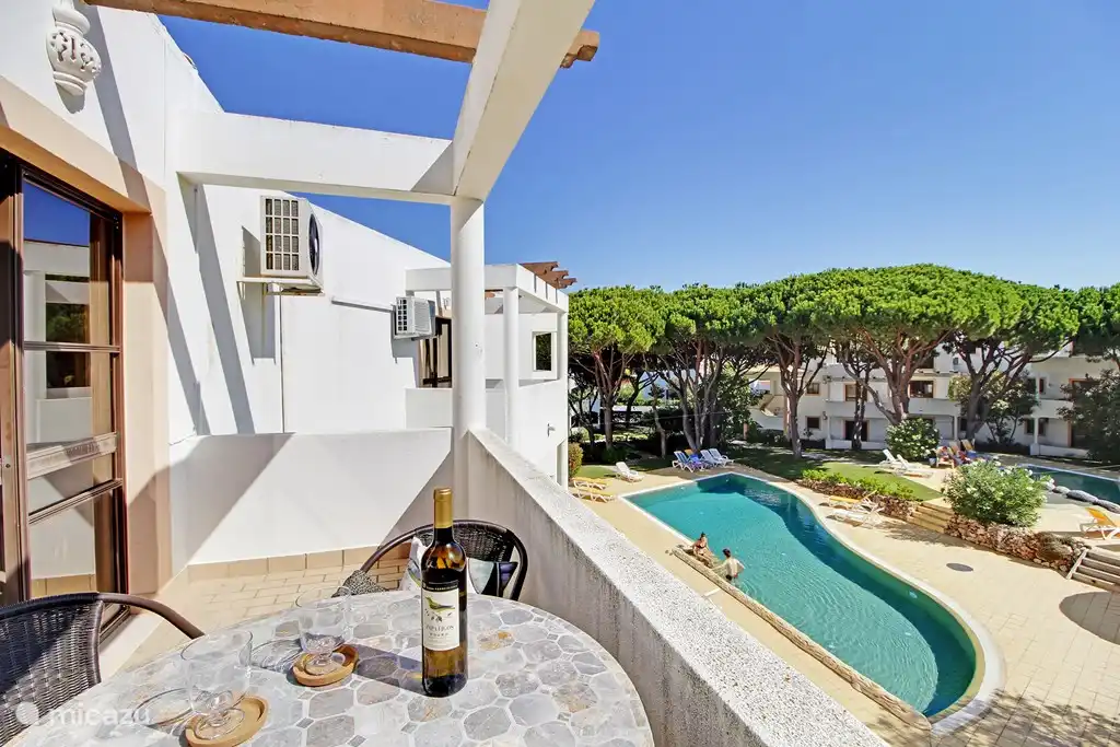 Vues sur les jardins et les 3 piscines depuis le balcon.