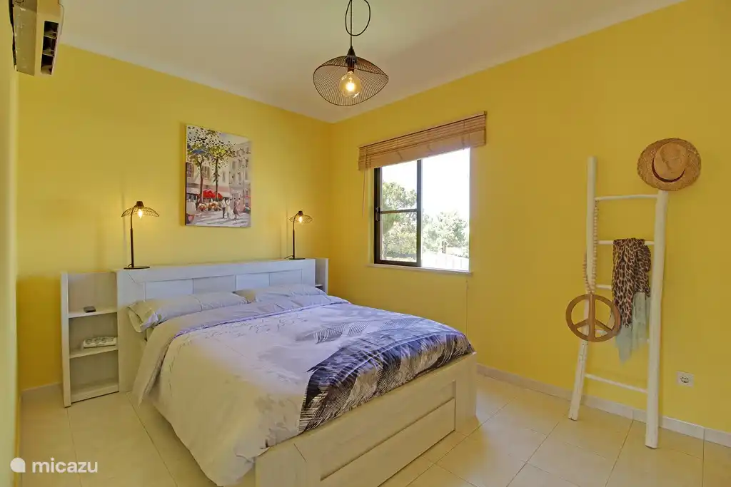 La deuxième chambre avec de nouveaux lits confortables. La climatisation présentée a été remplacée par un nouveau groupe de climatisation/chauffage/déshumidification.