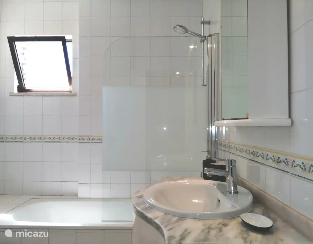 Récemment placé une cloison en verre sur la baignoire pour éviter les éclaboussures sur les meubles de la salle de bain.