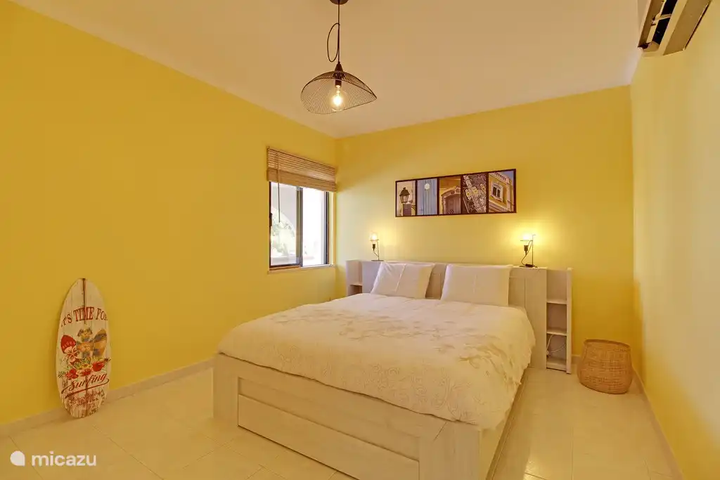 La chambre principale avec de nouveaux lits et meubles confortables. La climatisation présentée a été remplacée par un nouveau groupe de climatisation/chauffage/déshumidification.