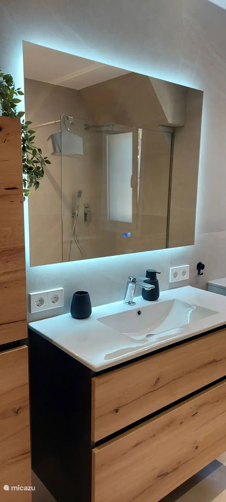 ... Das neue Badezimmer im Erdgeschoss mit einem Anti-Nebel-Spiegel und wunderschön beleuchtet ...