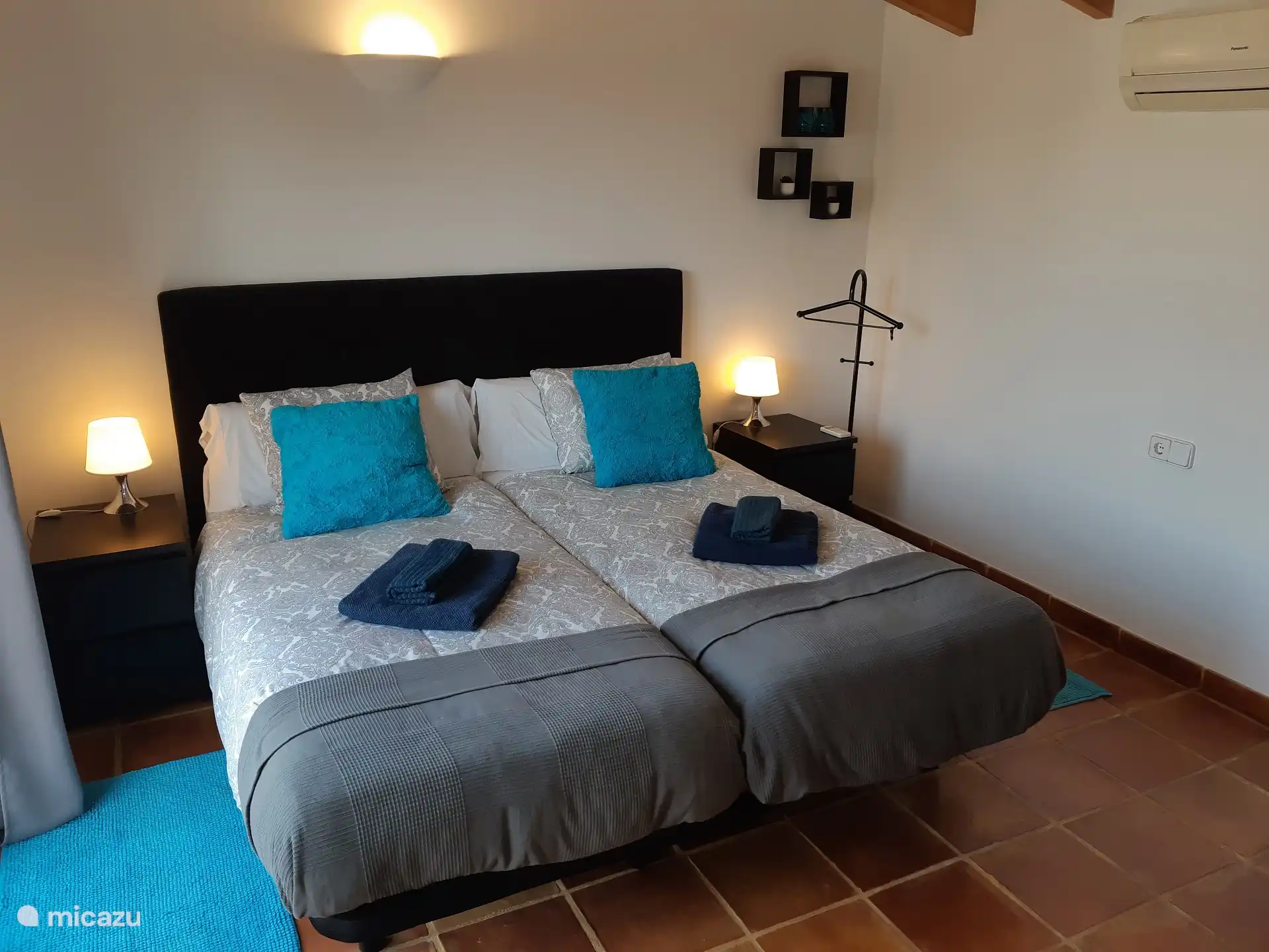 ... chambre au 1er étage avec climatisation chaude et froide, grande terrasse/balcon et vue sur la montagne Puig Campana...