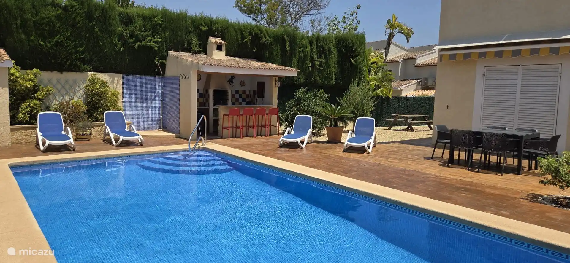 ... Même en journée, il est merveilleux de séjourner dans ou autour de la belle piscine et de la terrasse...