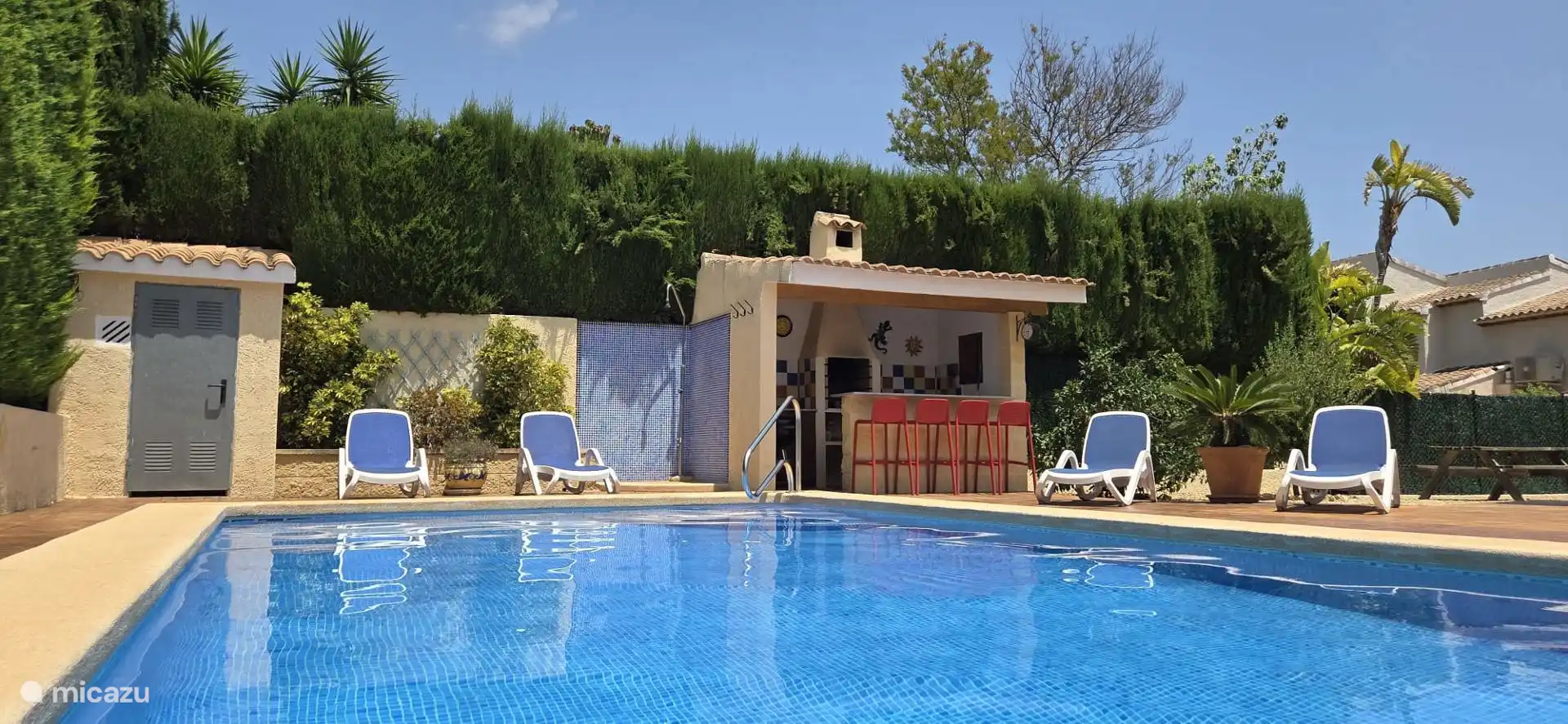 ... Même en journée, il est merveilleux de séjourner dans ou autour de la belle piscine et de la terrasse...