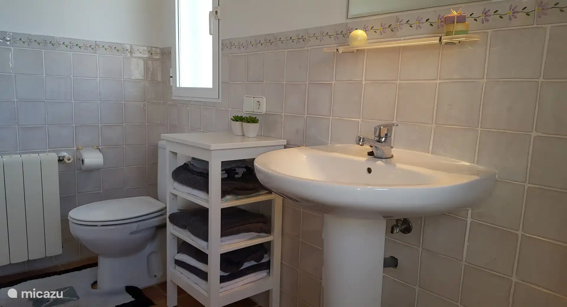 ... salle de bain attenante, 1er étage...