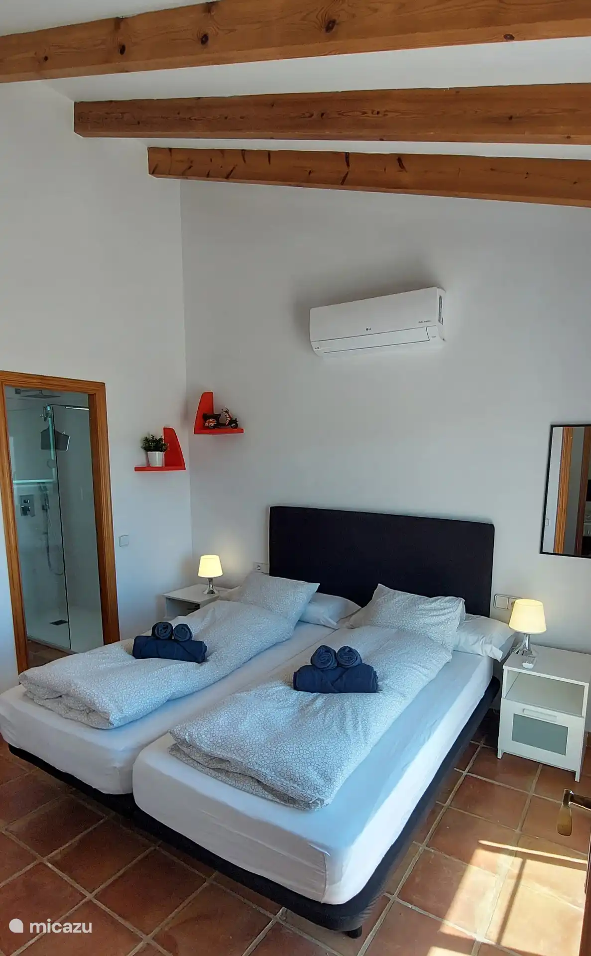 ... chambre au rez-de-chaussée avec climatisation, chaud et froid, salle de bain attenante...