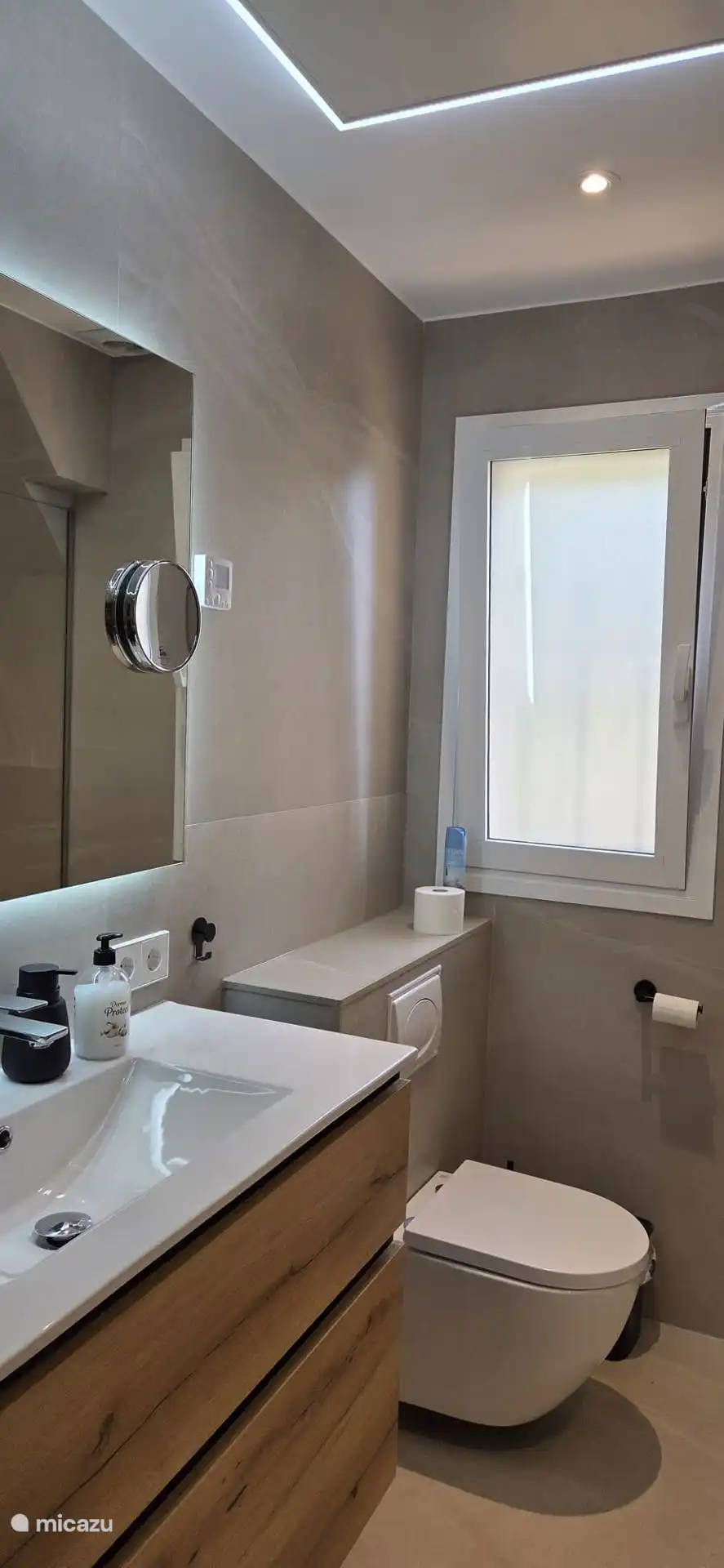 ... La nouvelle salle de bain du rez-de-chaussée, avec miroir anti-condensation, un bel éclairage et un panneau de chauffage infrarouge...