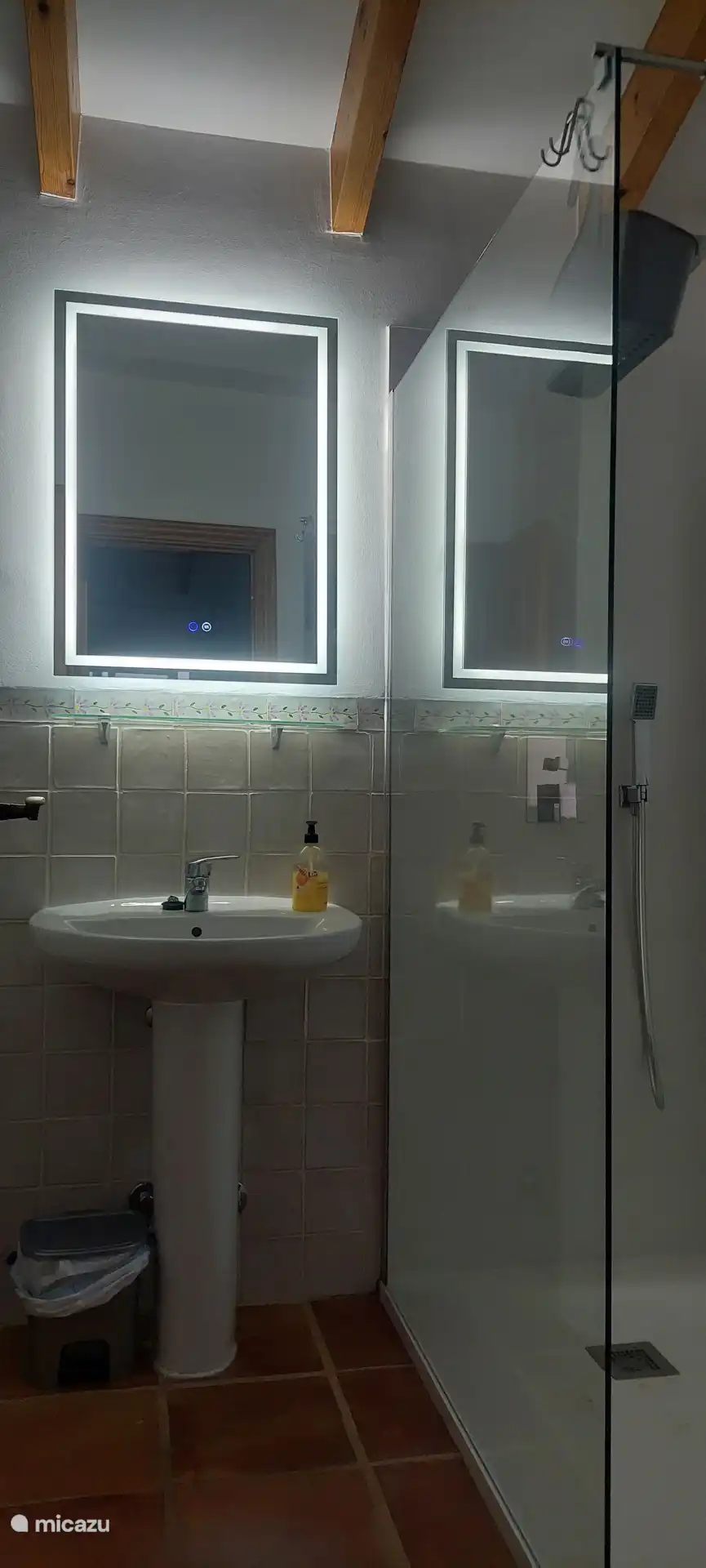 ... salle de bain attenante, 1er étage...