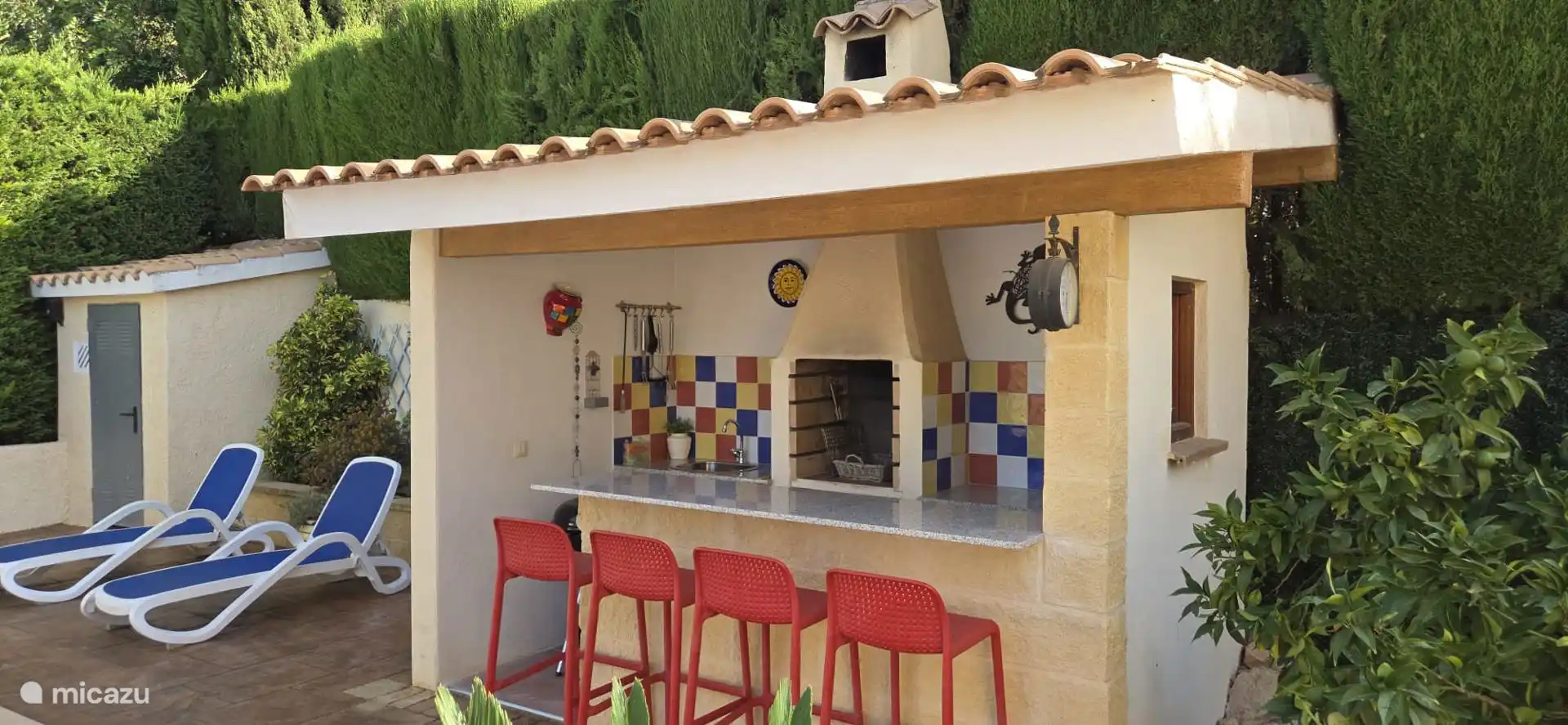 ... la cuisine extérieure avec barbecue Weber, frigo et évier...