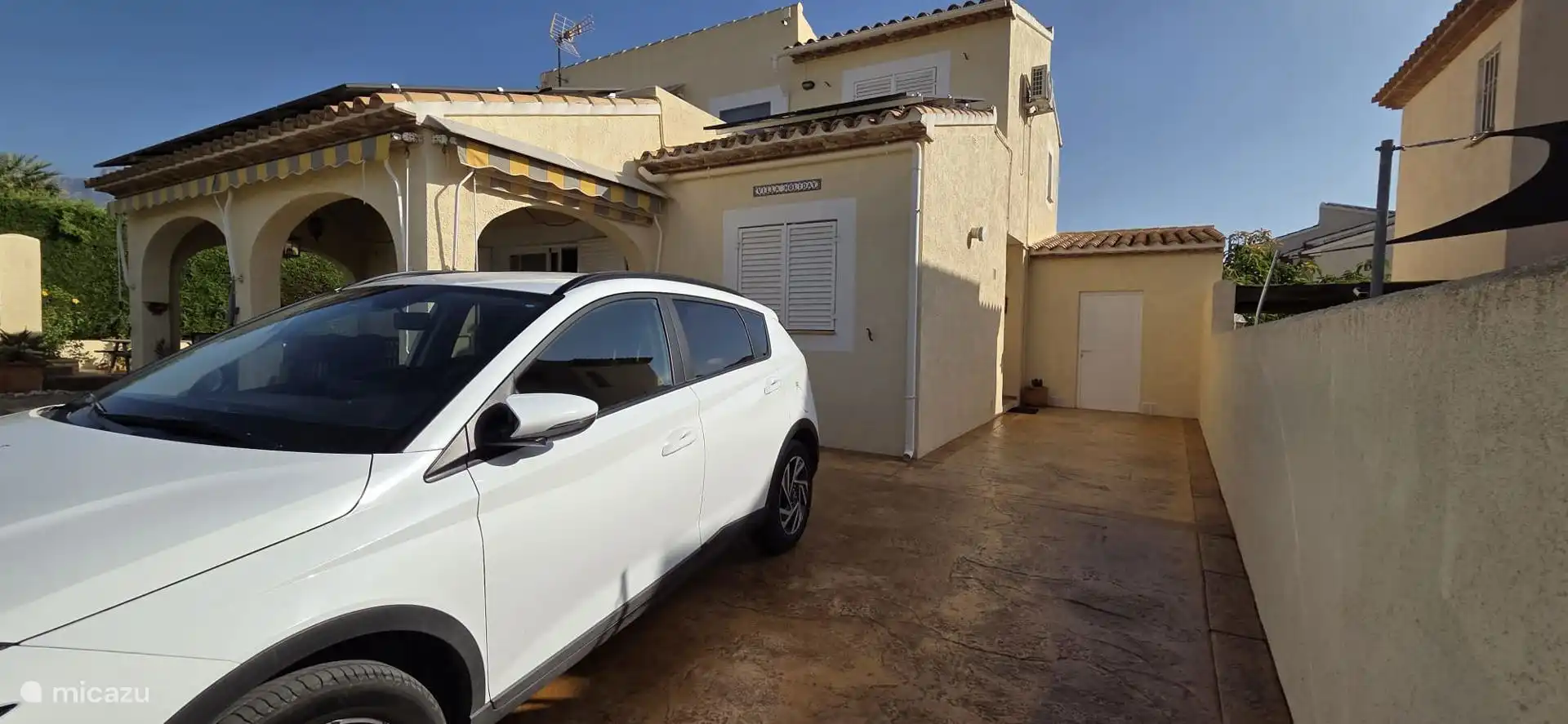 ... La place de parking privée à l’intérieur de la porte...
