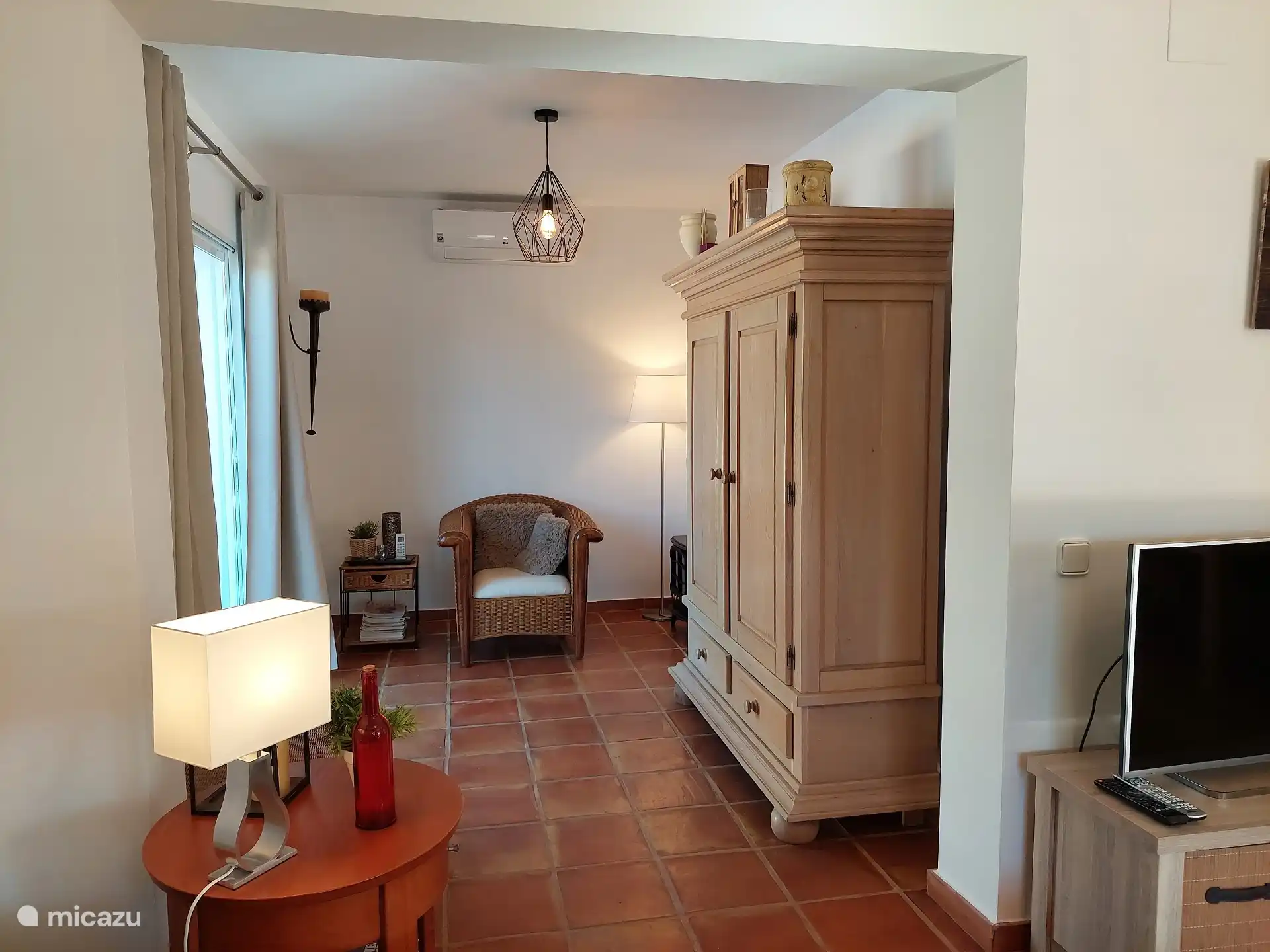 ... Der Lesebereich des Wohnzimmers mit Blick auf den Pool...