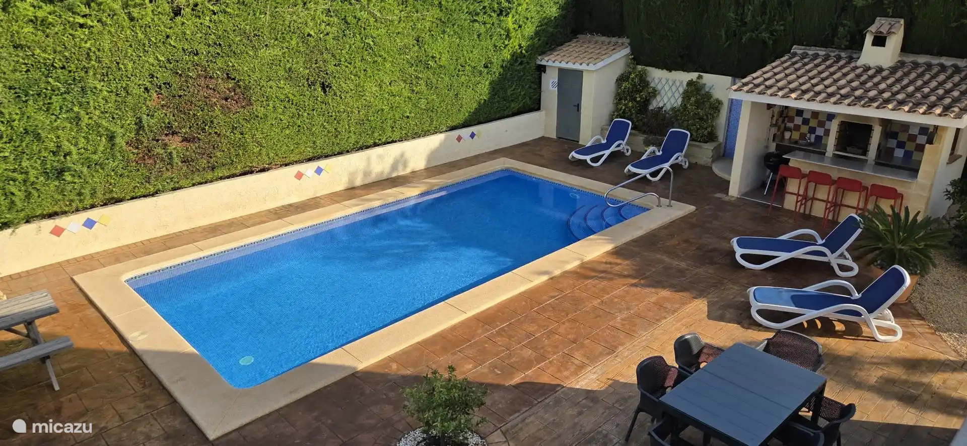 ... Même en journée, il est merveilleux de séjourner dans ou autour de la belle piscine et de la terrasse...