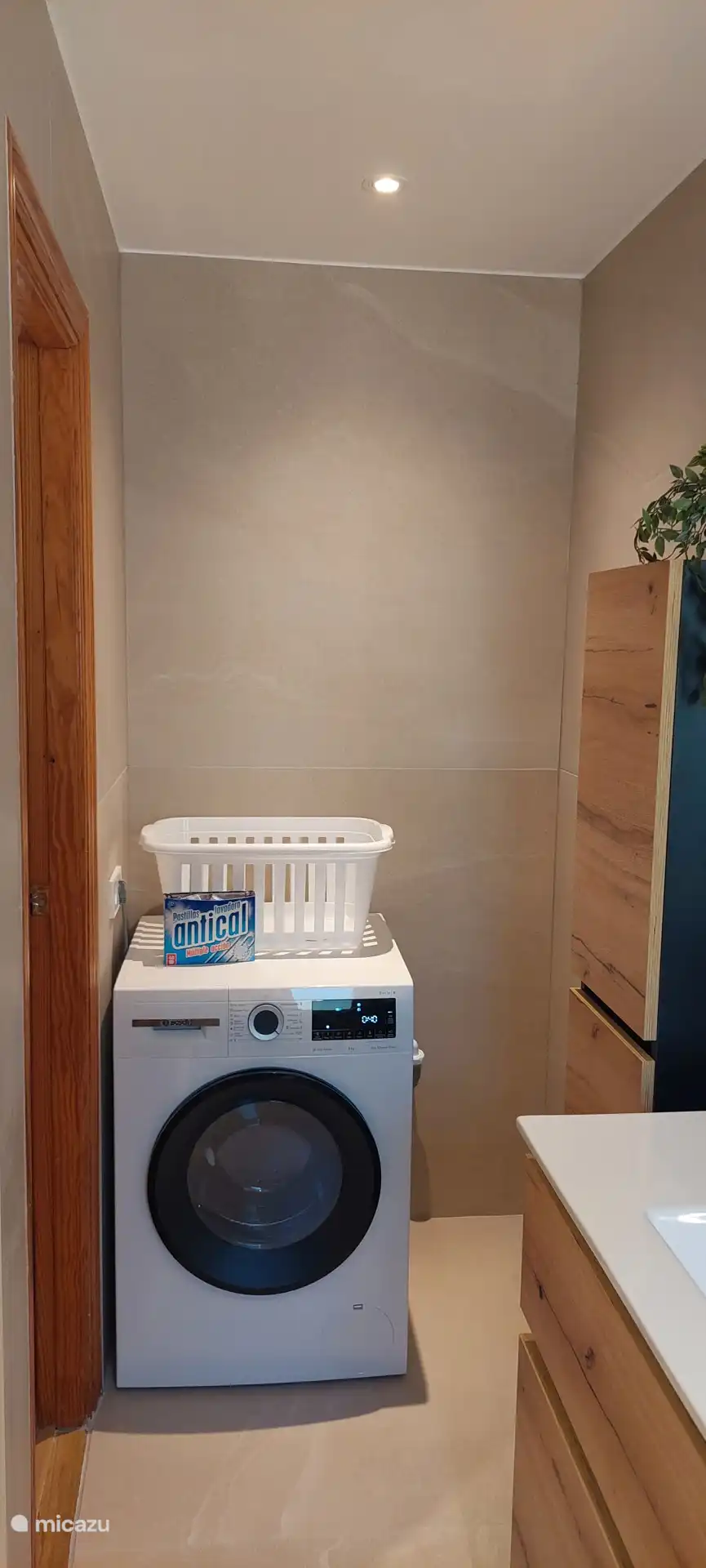 ... Das neue Badezimmer im Erdgeschoss, komplett mit Waschmaschine...