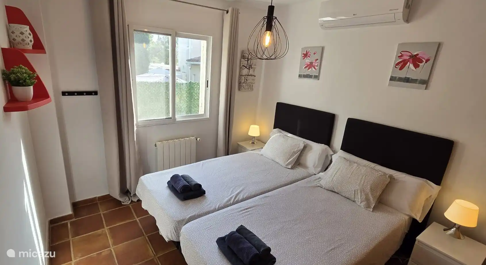 ... chambre au rez-de-chaussée, avec chauffage central et climatisation chaud/froid...