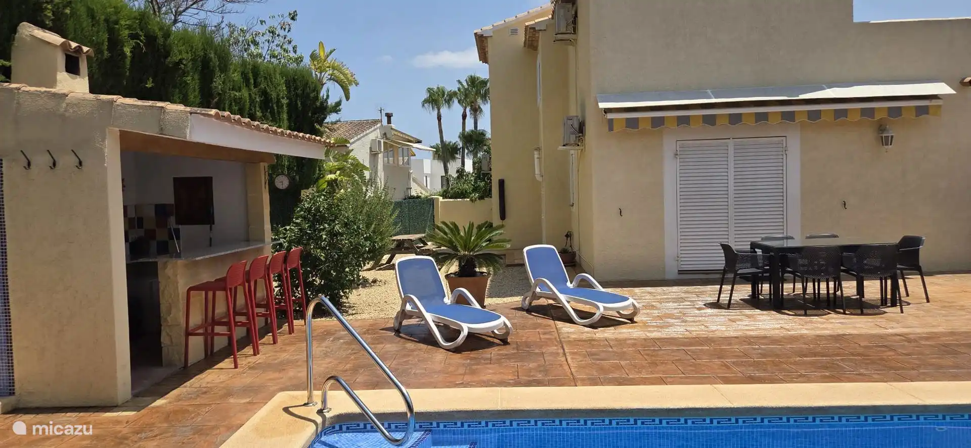 ... Même en journée, il est merveilleux de séjourner dans ou autour de la belle piscine et de la terrasse...
