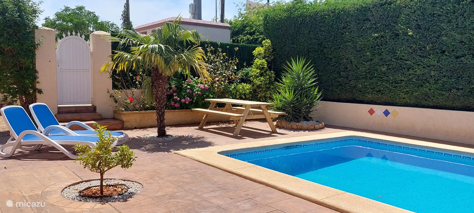 ... Die sonnige Terrasse, ein köstliches Frühstück am Pool...?