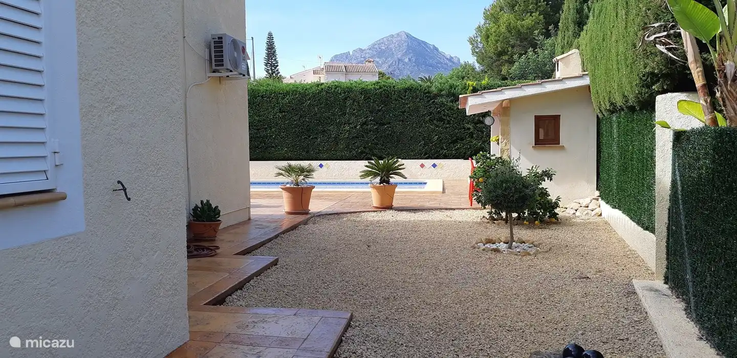 ...die Rückseite von Villa Holiday...