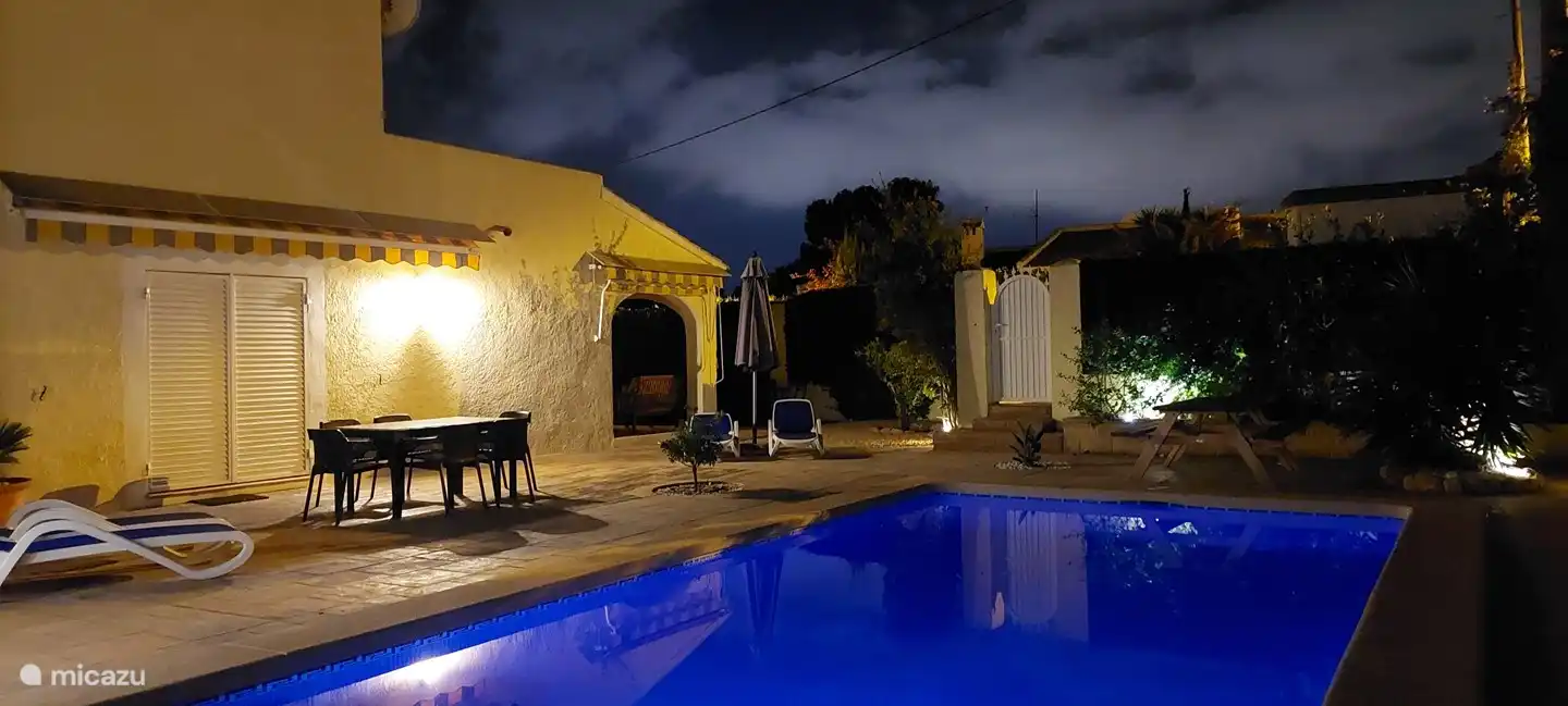 ...auch am Abend mit etwas Wolkendecke ist es noch herrlich auf der Terrasse...