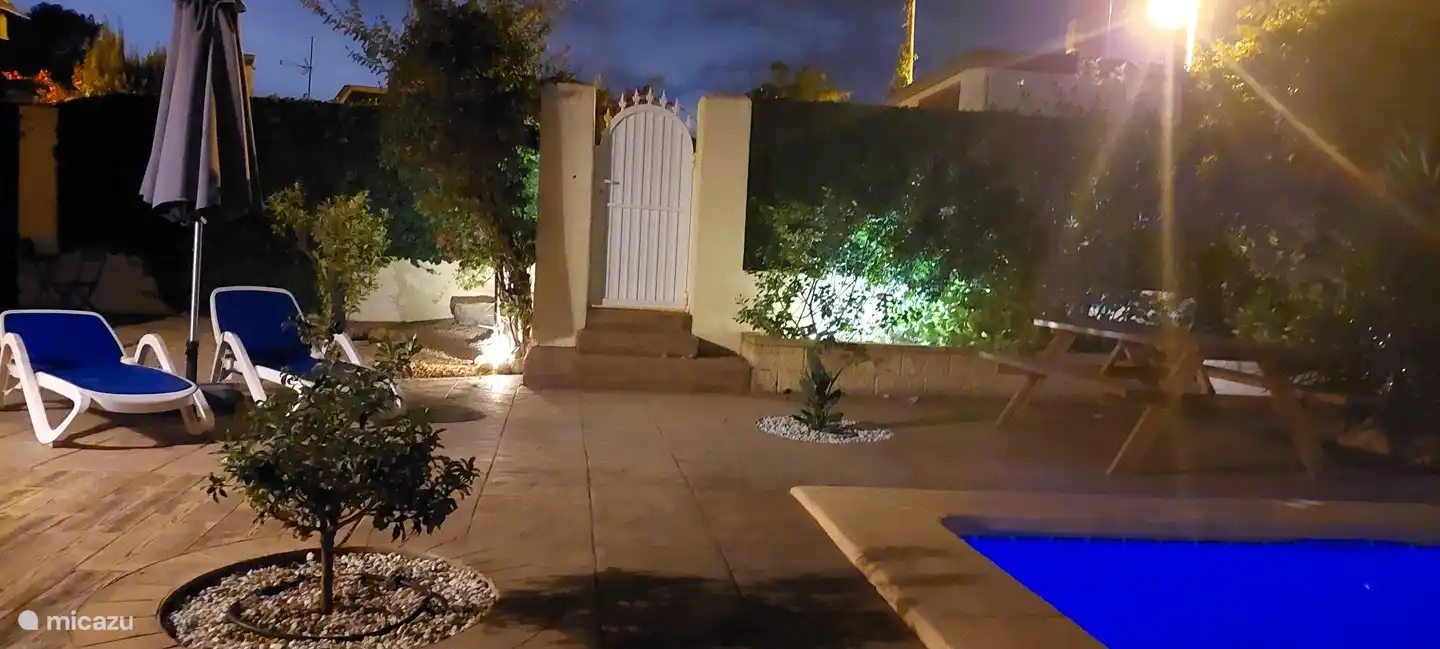 ...genießen Sie mit der stimmungsvollen Beleuchtung...