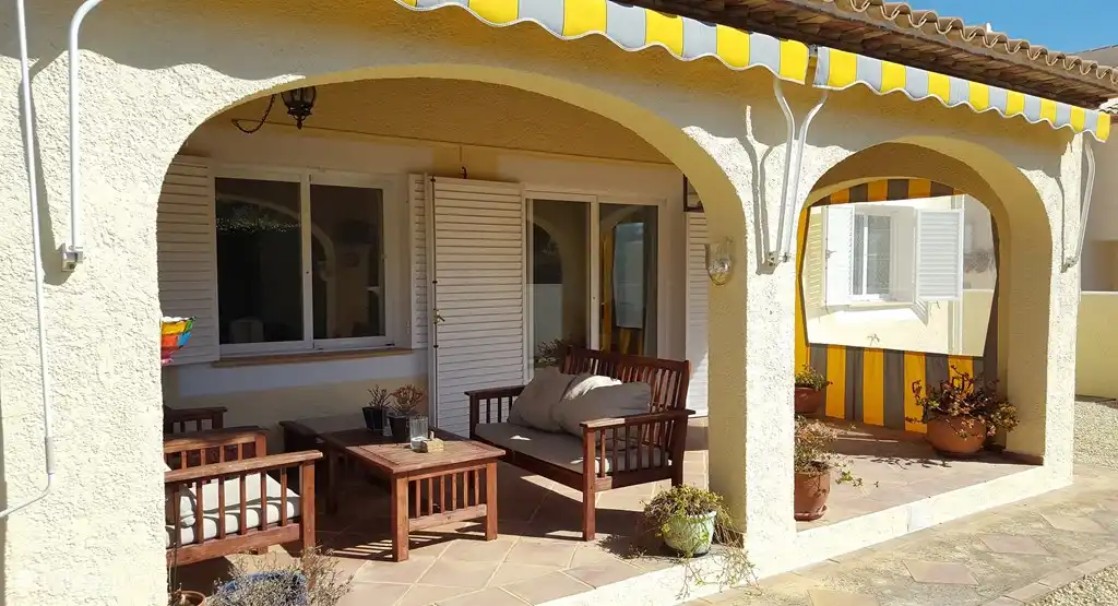 ... Die Veranda, ein wunderschöner Ort, selbst wenn es windig ist...