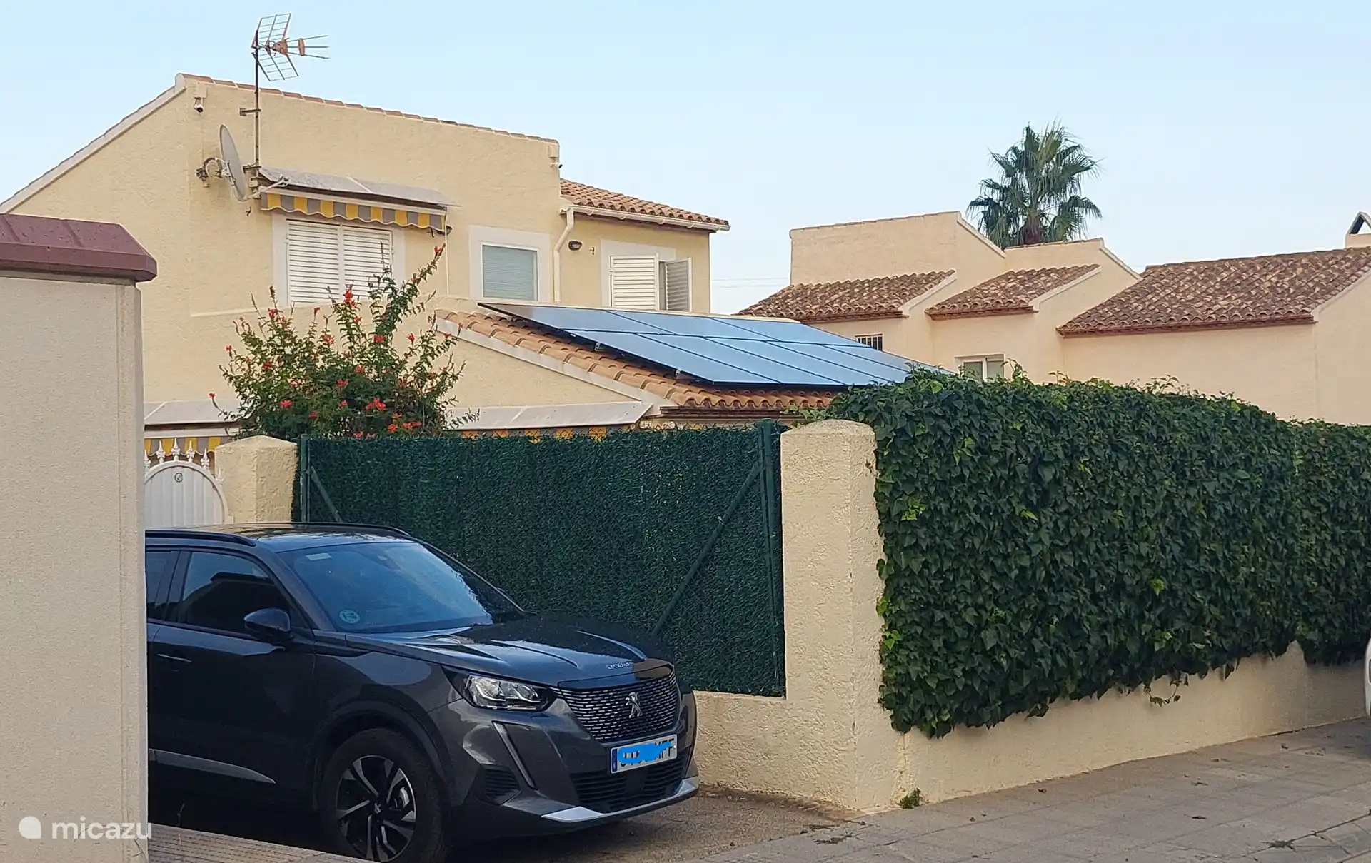 ...private Parkplätze innerhalb und außerhalb des Tors...