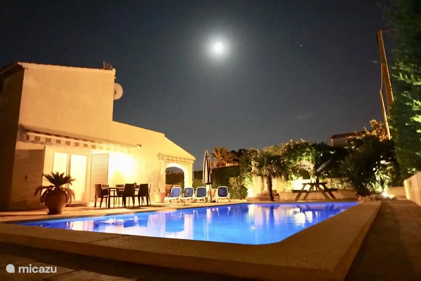 ...Auch am Abend ist es auch wunderbar bei Villa Holiday...