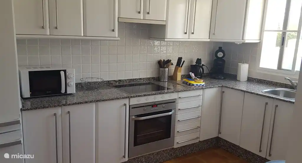 ... Die gut ausgestattete Küche...