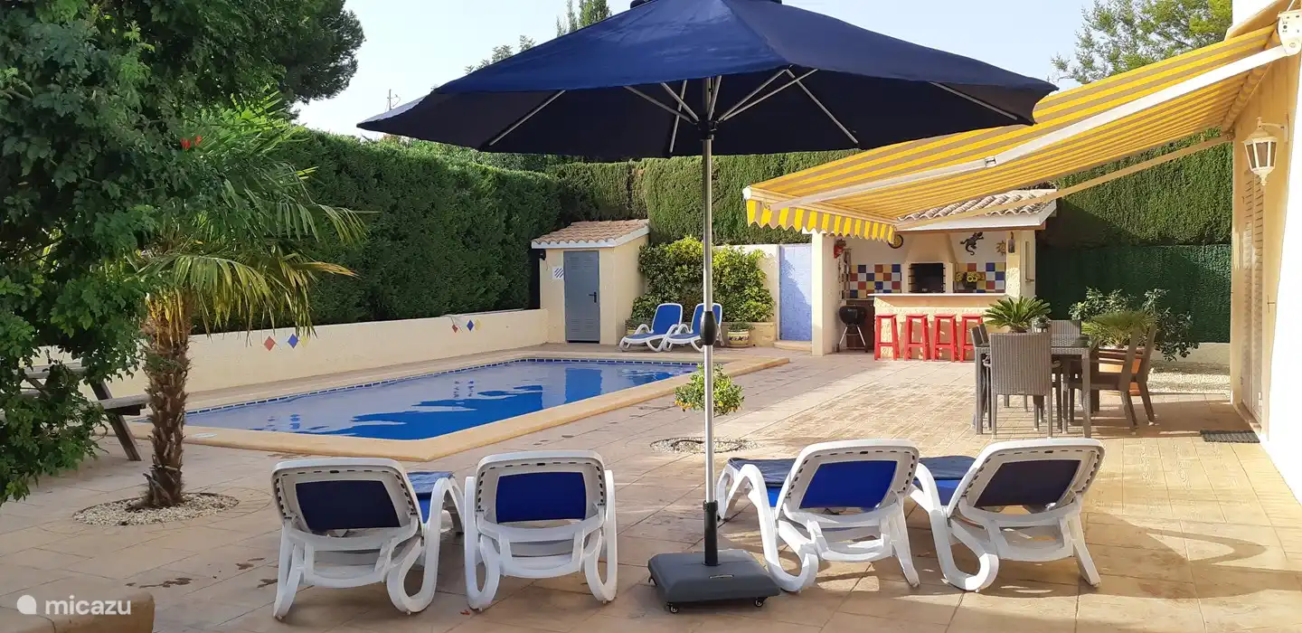 ... 6 Sonnenliegen... in oder außerhalb der Sonne... Sie haben die Wahl...