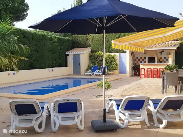 Villa Holiday | Espagne, Costa Blanca, La Nucia - villa ... 6 chaises longues... au soleil ou à l’extérieur... Le choix vous appartient...