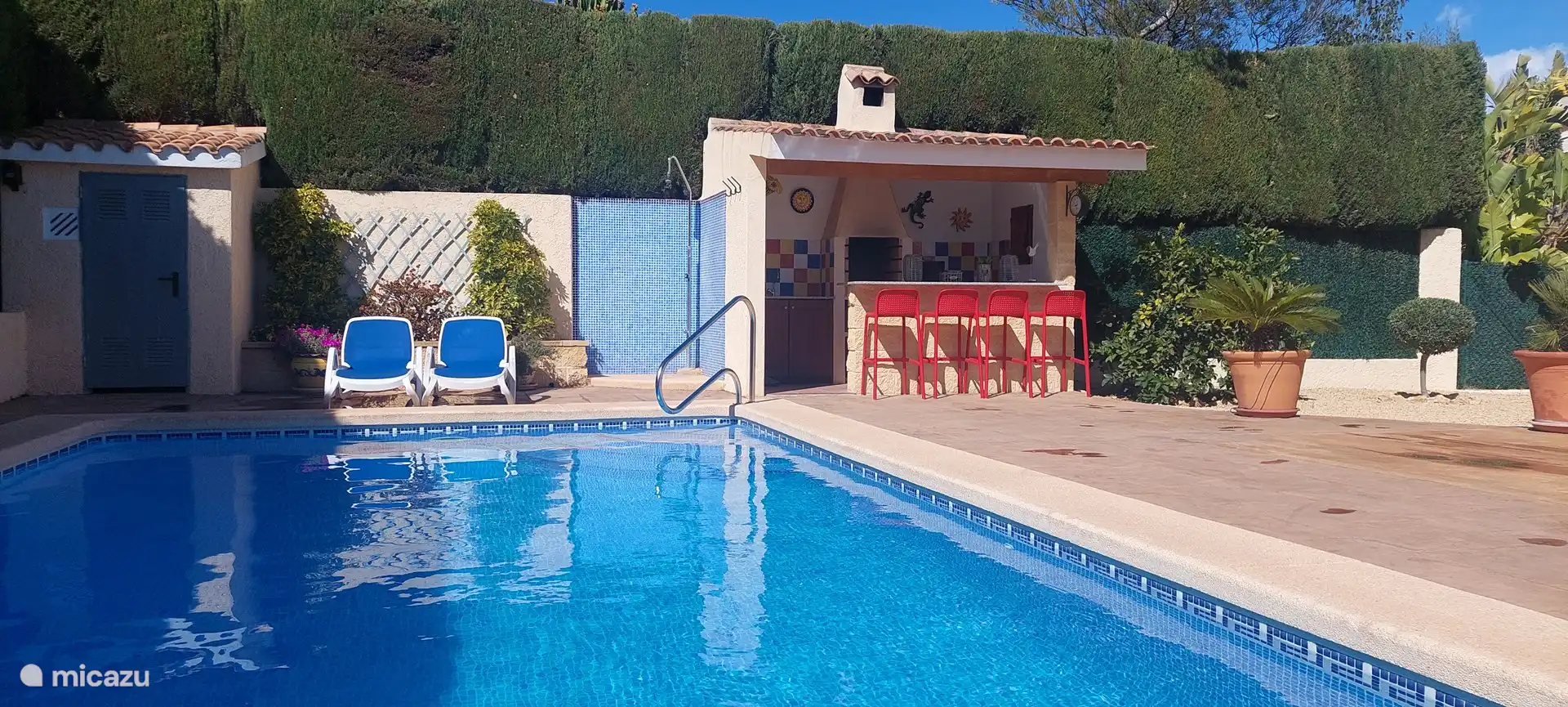 ... Von nun an können behinderte Menschen das Schwimmbad leichter betreten und verlassen...