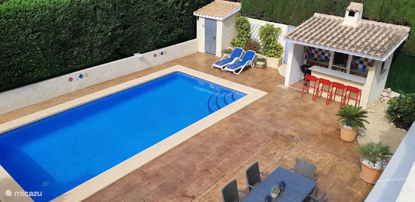 ...das Schwimmbad...