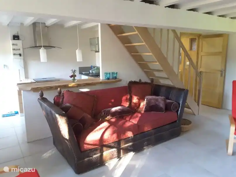 Rechts ist der Eingang zum Badezimmer sichtbar.