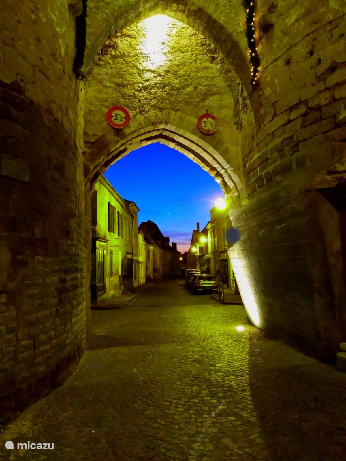 Eindruck vom mittelalterlichen Tor im weiter entfernten Dorf.