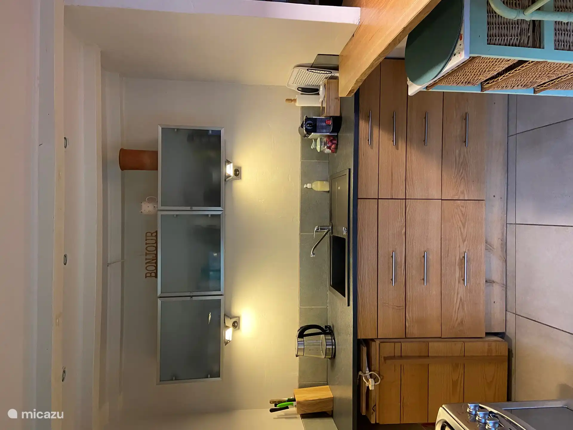 Die Küche ist gut ausgestattet für 4 Personen. Neben der Espressomaschine und dem Wasserkocher gibt es einen Toaster und Milchaufschäumer. Eine Mikrowelle/Backofen ist auf Anfrage ebenfalls verfügbar.