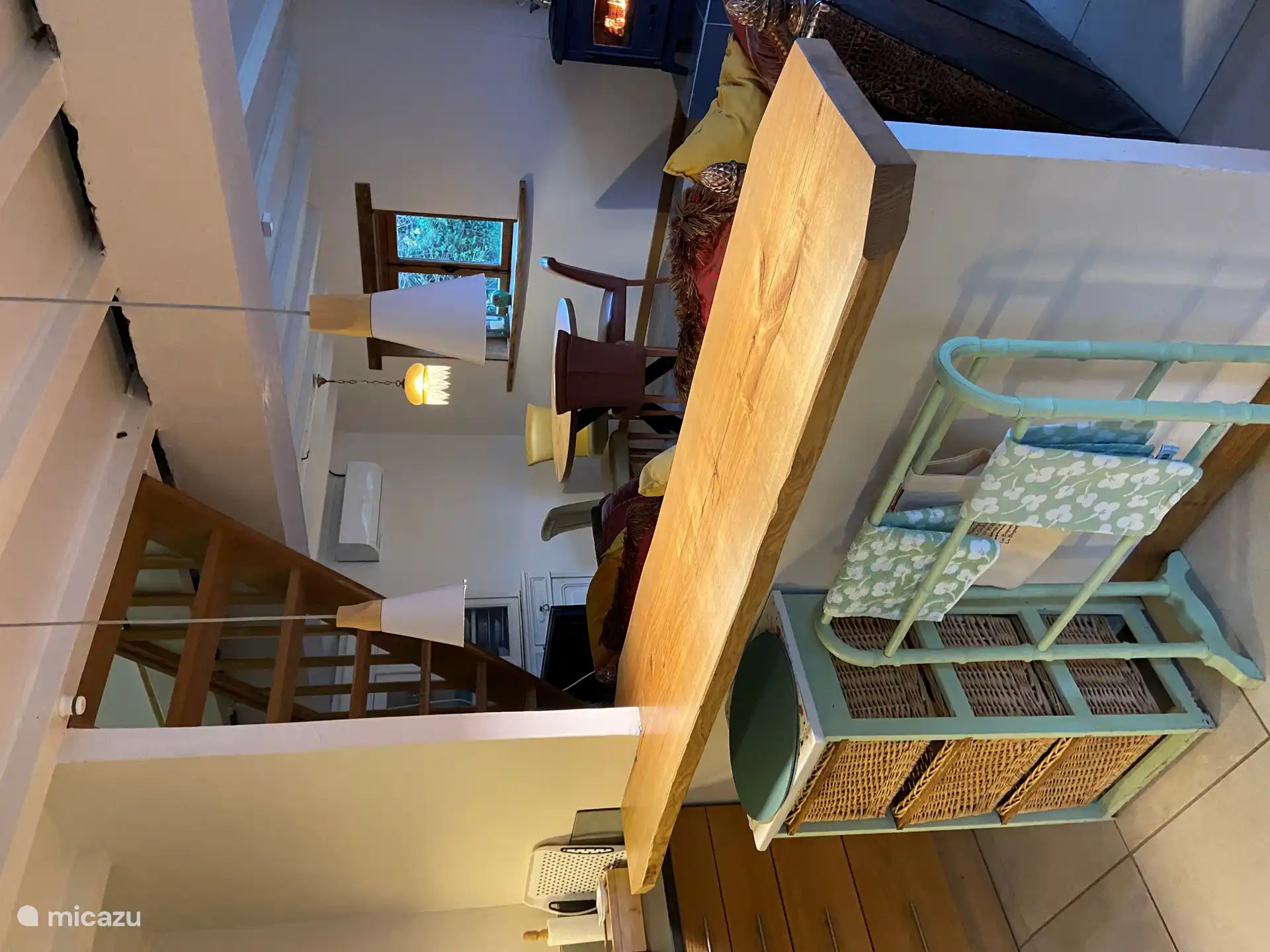 Der Essbereich ist von der Küche und der Sitzecke mit dem Holzofen aus sichtbar.