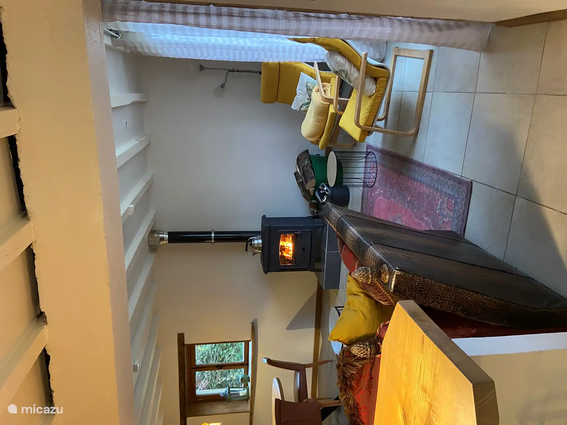 Es gibt einen Holzofen im Zimmer. Das (Anzünd-)Holz ist im Preis inbegriffen.