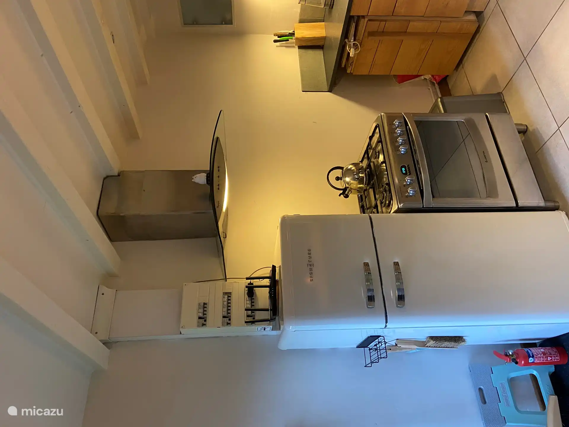 In der Küche gibt es einen Kühlschrank mit Gefrierfach und einen Herd mit Backofen.