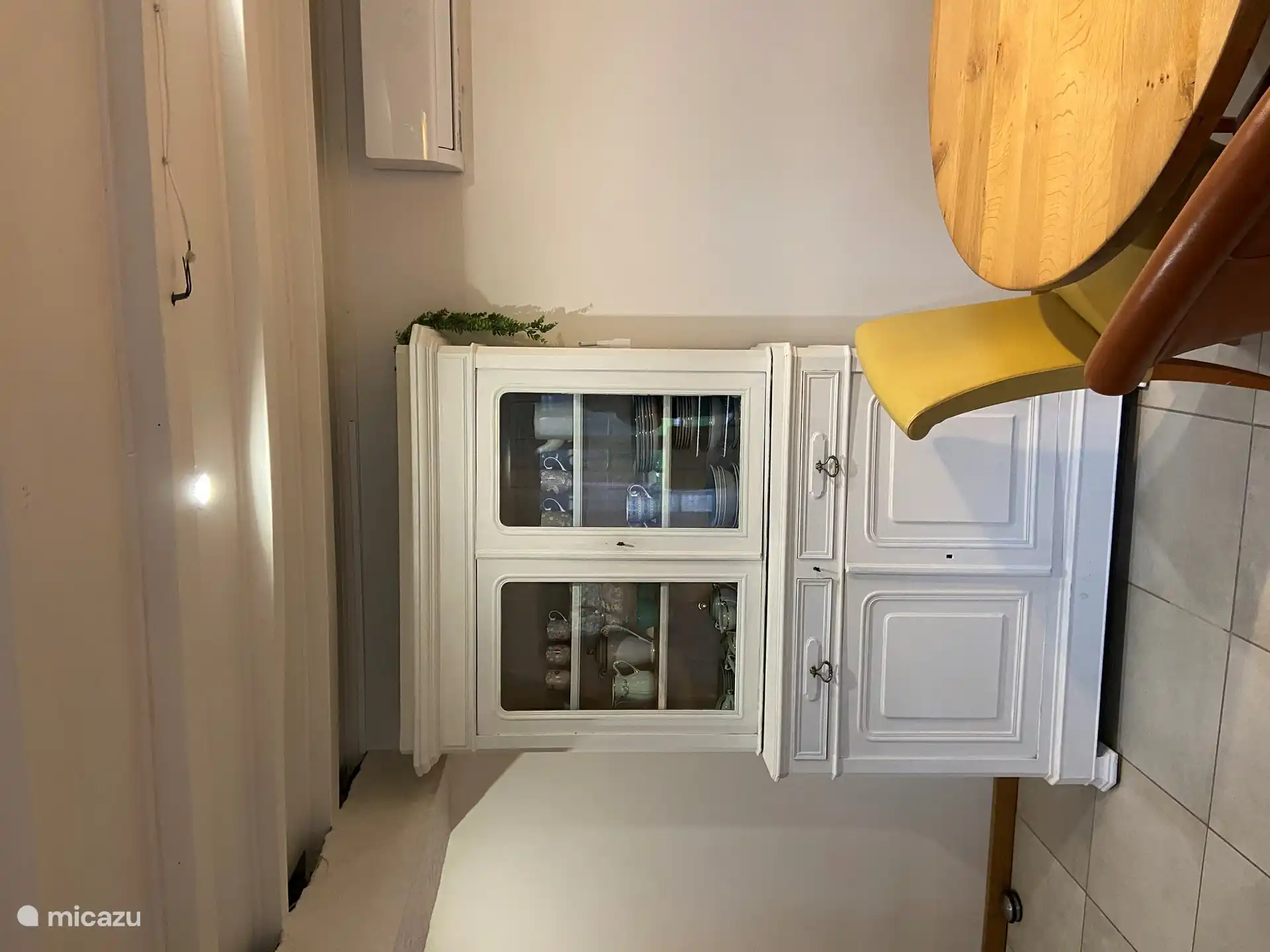 Der Geschirrschrank im Esszimmer.