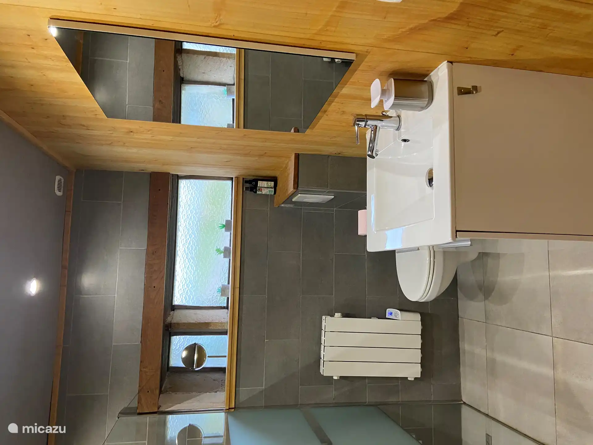 Das Badezimmer mit Dusche, WC und Waschbecken.