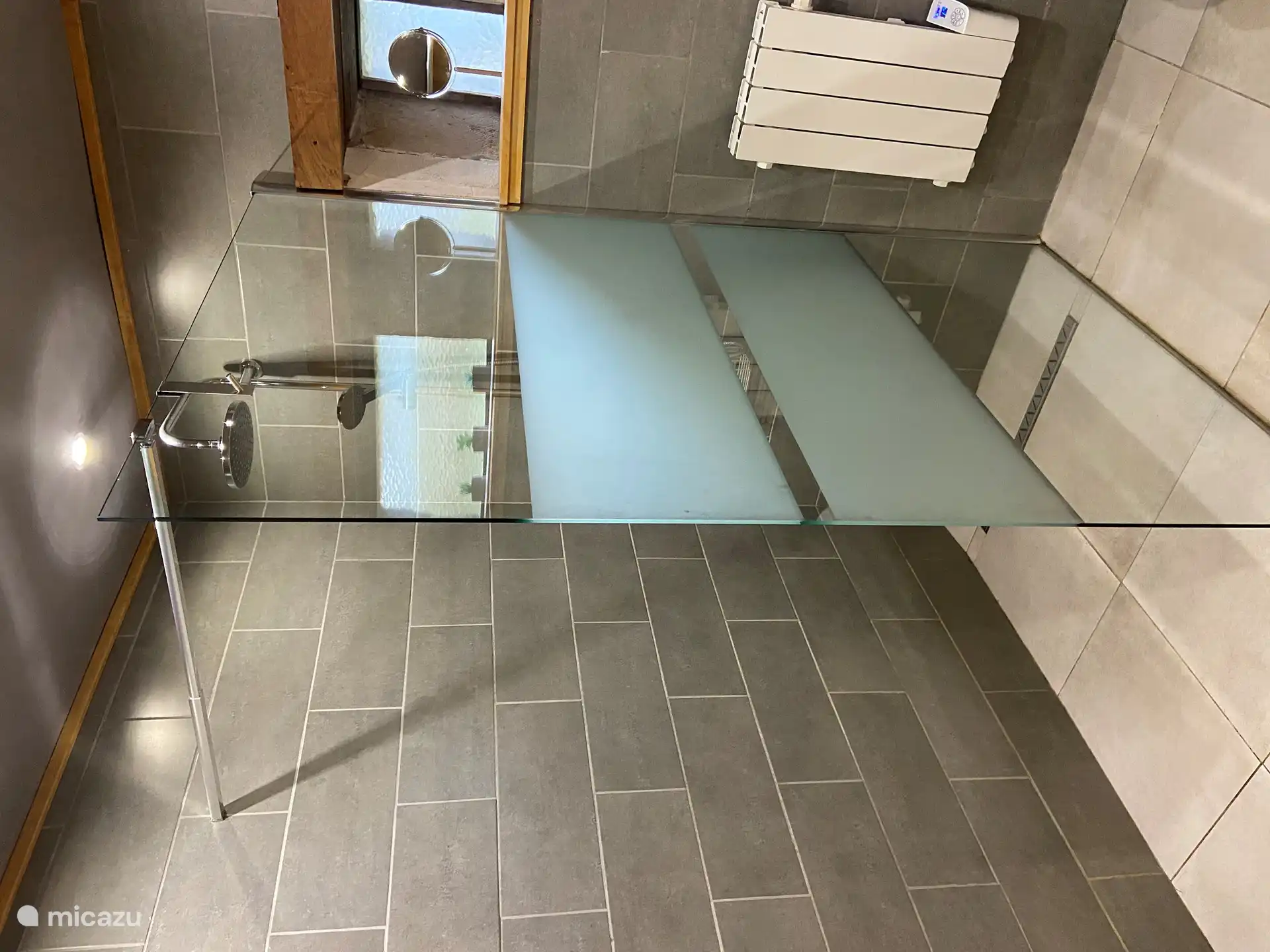 Die ebenerdige Dusche im Badezimmer.