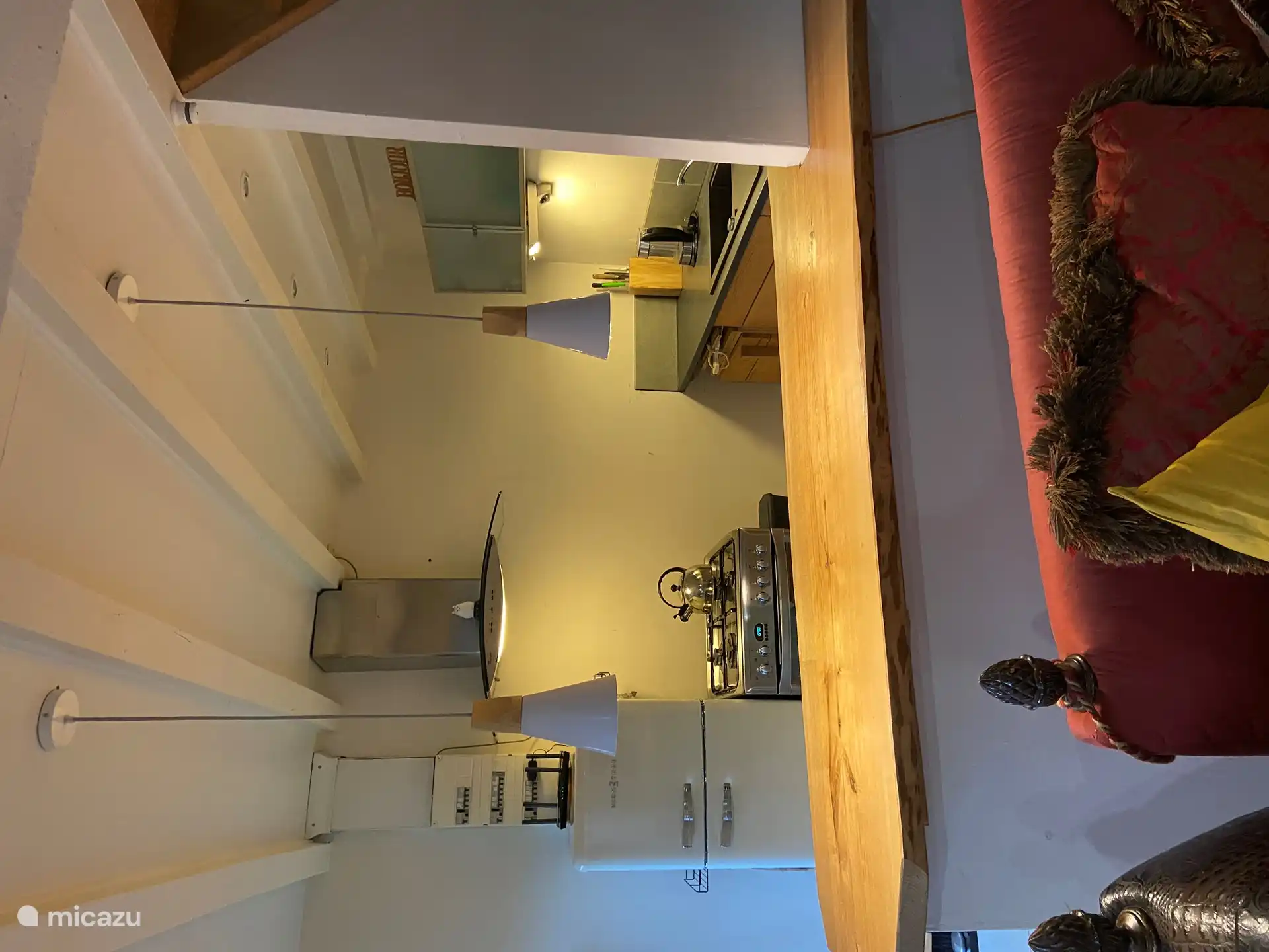 Ein Blick vom Zimmer aus in die Küche.