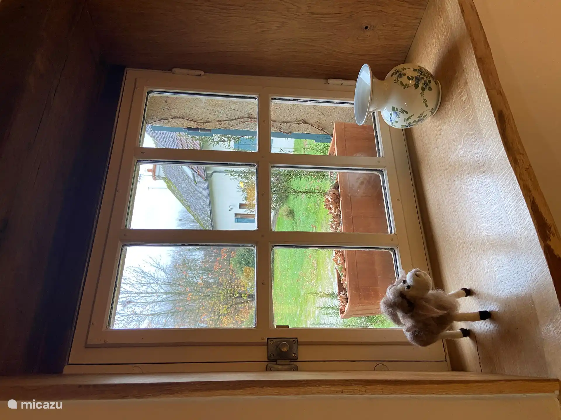 Ein Teil des Hofes ist vom Fenster aus sichtbar. Die Eigentümer haben ihre Terrasse auf der anderen Seite des Hofes.