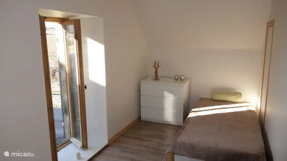 Das kleine Schlafzimmer Hier ist eines der beiden Betten sichtbar.