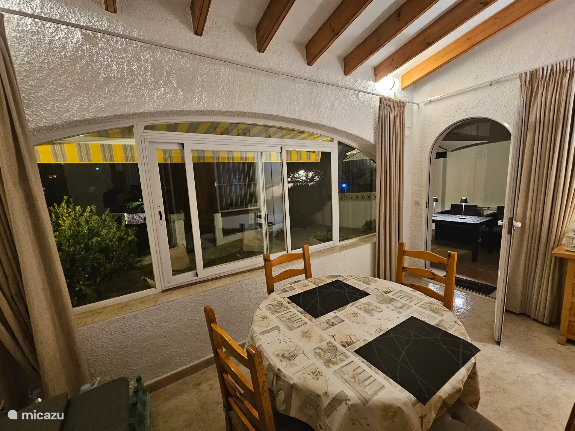 The naya can also be transformed into a private indoor space by means of the curtains in the evening.