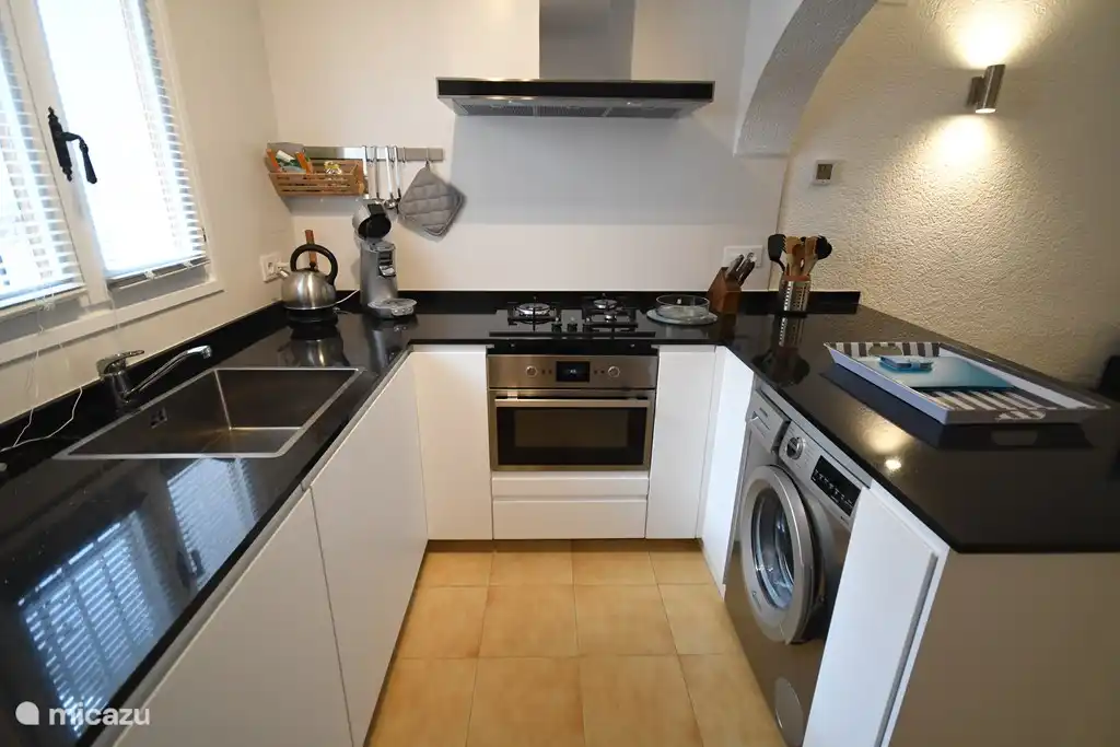 ..................... additionally equipped with combi oven with hot air / grill and microwave and childproof closure, dishwasher, washing machine, kettle, coffeemaker and Senseo. And also various small kitchen appliances.