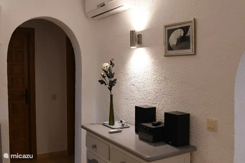 Play your own music on the audio system via Bluetooth or from a USB stick. Also various CDs available. 